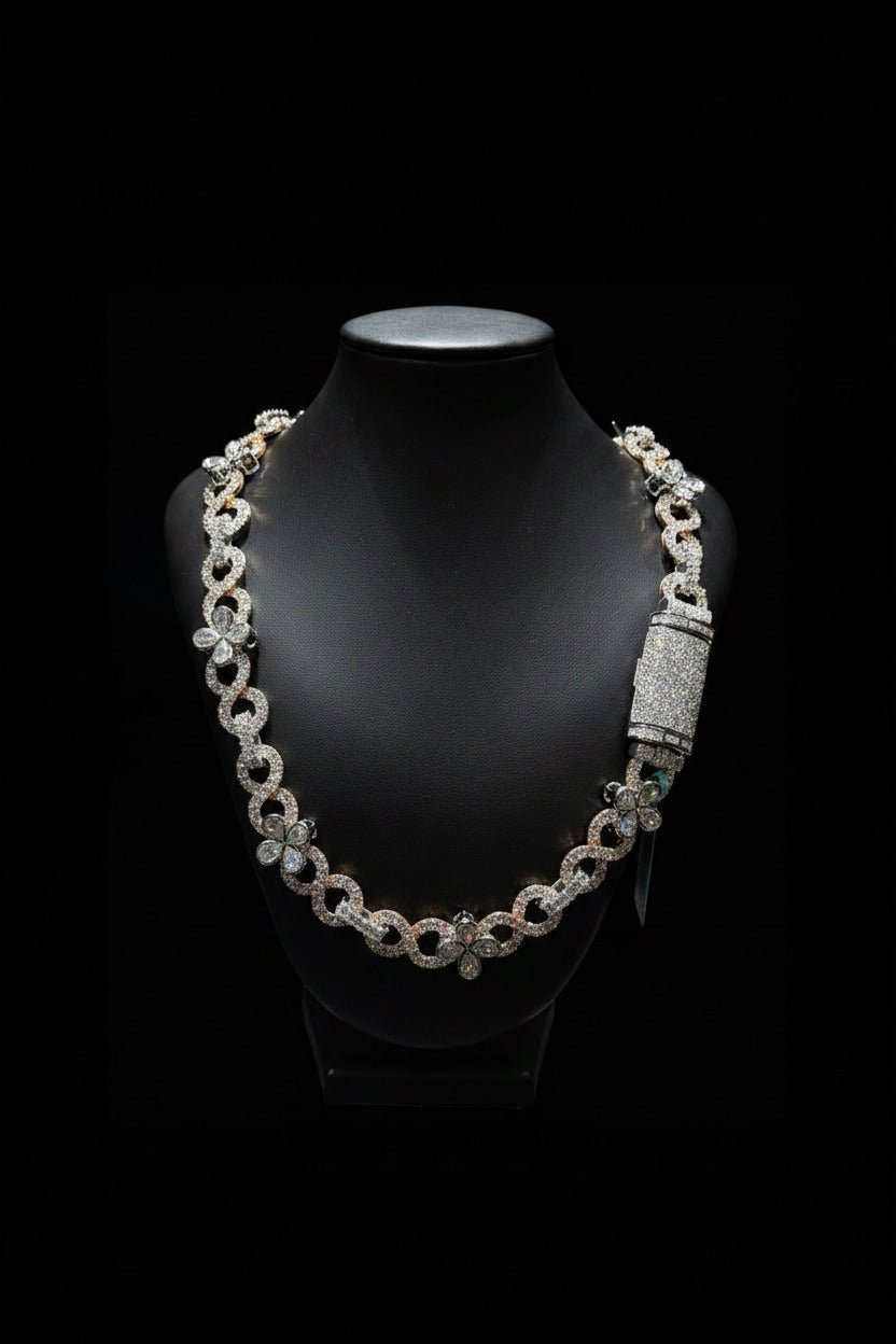 Fancy chain with clover